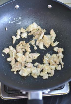 锅里倒入油，油刚热，就把肉片倒入，用筷子划开，不要粘连，直到肉表面变色捞出。
