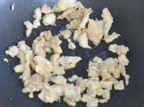 锅里倒入油，油刚热，就把肉片倒入，用筷子划开，不要粘连，直到肉表面变色捞出。