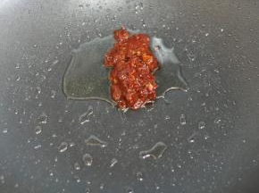 捞完肉后留底油，直接放入郫县豆瓣酱炒香。