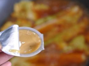 加入水后，放一点高汤块。