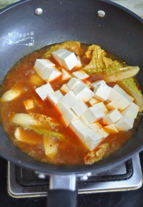 再把切好的豆腐倒入锅中，不要搅拌。
