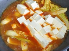 再把切好的豆腐倒入锅中，不要搅拌。