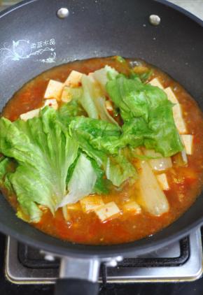 放入生菜后，煮几分钟即可。