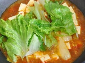 放入生菜后，煮几分钟即可。