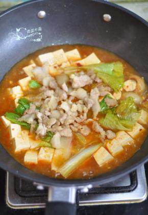 最后把肉片倒入，加少许生抽。