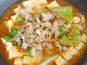 最后把肉片倒入，加少许生抽。