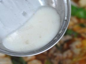 再加入水淀粉。轻轻搅动几下，让汤汁变稠即可。