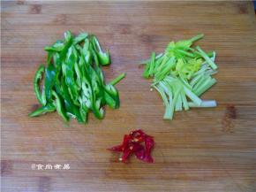 辣椒芹菜分别洗净，辣椒去籽切丝、芹菜切段