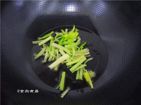 热锅，倒入适量油，下芹菜爆香