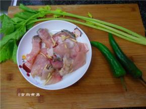脆肉脘鱼洗净，切片，用碗盛起，调入盐、姜丝、香葱粉搅拌均匀，腌制片刻