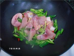 加入腌制好的脘鱼片，保持大火快速翻炒30秒