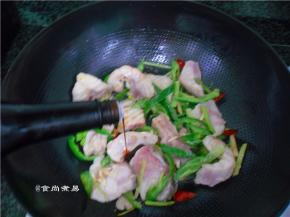 调入酱油，蚝油