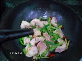 调入酱油，蚝油