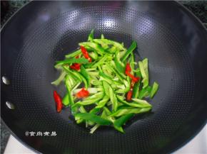 倒入辣椒丝翻炒片刻