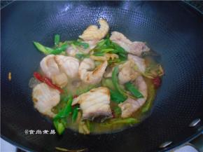 撒少许清水，让食材快速受热均匀、翻炒均匀，铲起即可