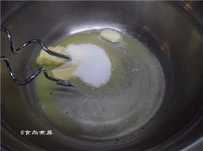 无盐黄油切小块放入容器中，在室温下软化，糖粉放入黄油中