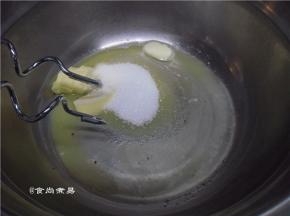 无盐黄油切小块放入容器中，在室温下软化，糖粉放入黄油中
