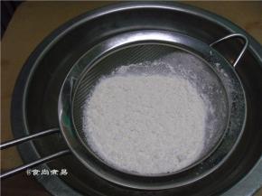 打好的黄油里筛入面粉和泡打粉