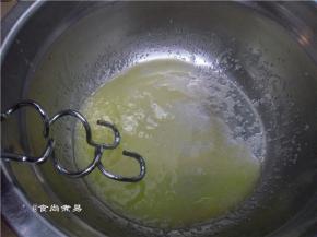 用电动打蛋器搅打至黄油与糖融合均匀并膨胀发白