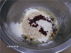 再加上切碎的蔓越莓干
