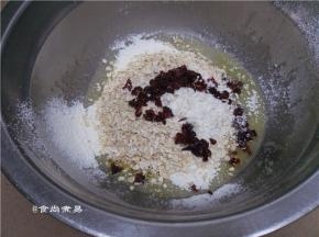 再加上切碎的蔓越莓干