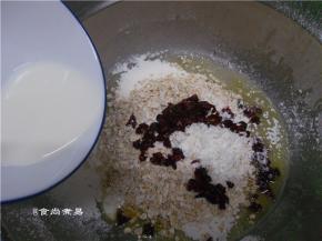 倒进纯牛奶，混合均匀