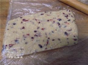 从冰箱取出面团，用擀面杖顺着保鲜袋均匀擀开成为一块方饼