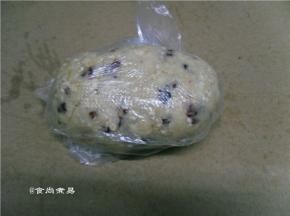用手捏成面团，将面团装入保鲜袋，放进冰箱冷藏松弛1小时