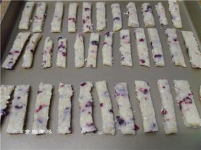 将手指饼条依次排到烤盘里