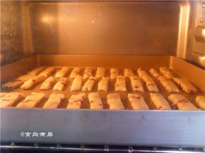 烤箱预热至150度，将烤盘放入烤箱，以中下层150度烘焙25分钟，完成后不开烤箱门继续焖10分钟，然后取出放凉即可食用