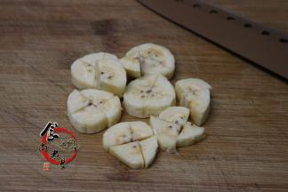 香蕉去皮，切成片或粒；