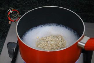 加上白糖、燕麦片（白糖可以换成蜜糖，或者不加糖也可，按各人喜好而增减变换）；