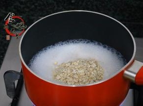 加上白糖、燕麦片（白糖可以换成蜜糖，或者不加糖也可，按各人喜好而增减变换）；