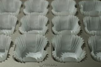 以上配方适用于学厨12连杯方形不沾蛋糕模具一份的用量。先在模具上放上方形小纸杯，成品方便手拿食用，美观，打包送家人朋友也是不错的选择。