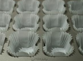 以上配方适用于学厨12连杯方形不沾蛋糕模具一份的用量。先在模具上放上方形小纸杯，成品方便手拿食用，美观，打包送家人朋友也是不错的选择。