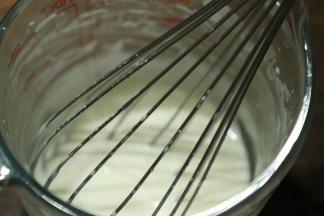 牛奶加色拉油搅拌至浓稍稠状