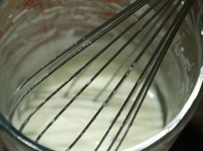 牛奶加色拉油搅拌至浓稍稠状