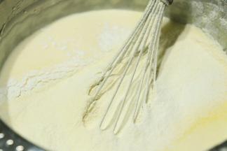 再筛入低粉和玉米粉再次翻拌匀（此过程会有少许消泡状态，拌匀即可，不要过度翻拌）