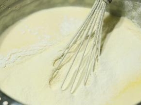 再筛入低粉和玉米粉再次翻拌匀（此过程会有少许消泡状态，拌匀即可，不要过度翻拌）