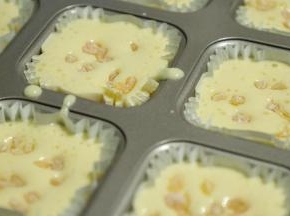 倒入学厨12连杯方形不沾蛋糕模具中（上面我放了一些芒果粒，小朋友喜欢）