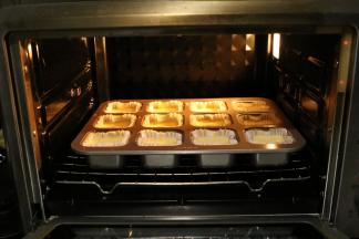 东菱烤箱预热150度3分钟后用网架放入底层。