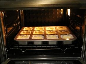 东菱烤箱预热150度3分钟后用网架放入底层。