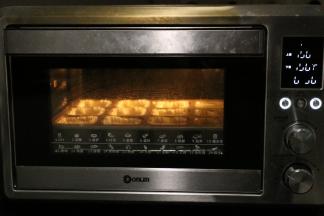 上下火150度，烘烤30分钟。烤好后烤箱门开一条缝让其自然冷却。出炉后可装饰适量淡奶油。