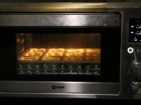 上下火150度，烘烤30分钟。烤好后烤箱门开一条缝让其自然冷却。出炉后可装饰适量淡奶油。