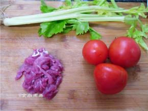 备好番茄、瘦肉、芹菜