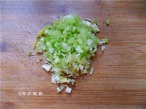 芹菜洗净切粒