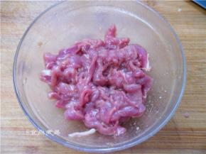 瘦肉洗净切条，用大碗盛起，调入鱼露、鸡粉、胡椒粉搅拌均匀、腌制20分钟
