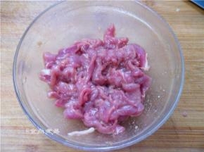 瘦肉洗净切条，用大碗盛起，调入鱼露、鸡粉、胡椒粉搅拌均匀、腌制20分钟