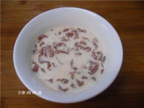 香酥炸粉兑入清水、搅拌成浓稠的糊状，将腌制好的瘦肉裹上炸粉