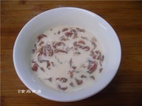 香酥炸粉兑入清水、搅拌成浓稠的糊状，将腌制好的瘦肉裹上炸粉